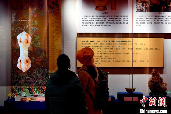 圖為5月18日，觀眾正在欣賞展覽。　李林 攝