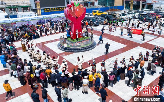 圖為“極地那曲 天際之旅”2023西藏那曲“中國旅游日”音樂美食嘉年華活動現(xiàn)場?！∧乔形幕吐糜尉止﹫D