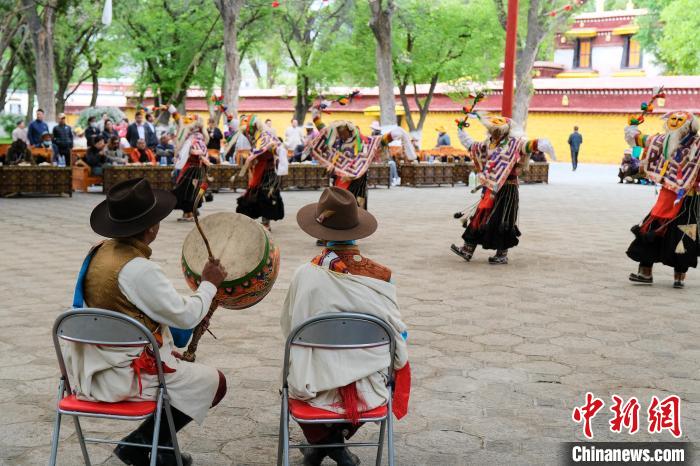 中國西藏發(fā)展論壇中外參訪嘉賓在拉薩羅布林卡觀藏戲、品卡塞