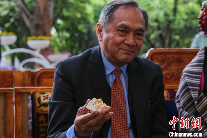 菲律賓駐華大使吉米·阿德里亞諾·弗洛克魯茲品嘗卡塞。　江飛波 攝