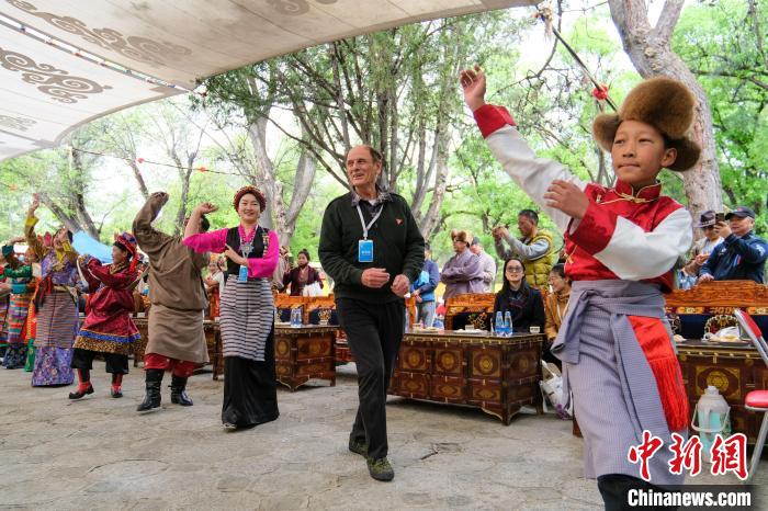 英國籍嘉賓柯馬凱(Michael Crook)加入鍋莊舞隊伍?！〗w波 攝