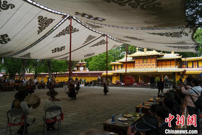 圖為當日拉薩羅布林卡?！〗w波 攝