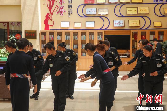 日喀則火車站客運(yùn)人員學(xué)習(xí)服務(wù)禮儀?！《飞降?攝