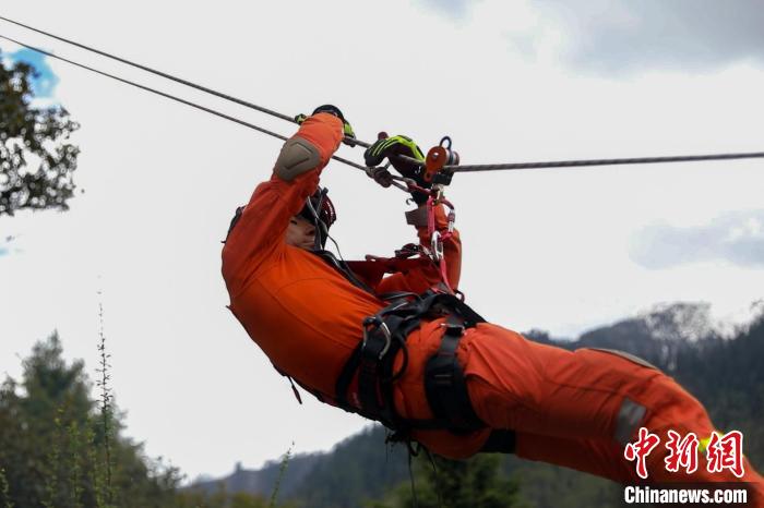 圖為消防員開(kāi)展斜向救援訓(xùn)練?！抢倮?攝