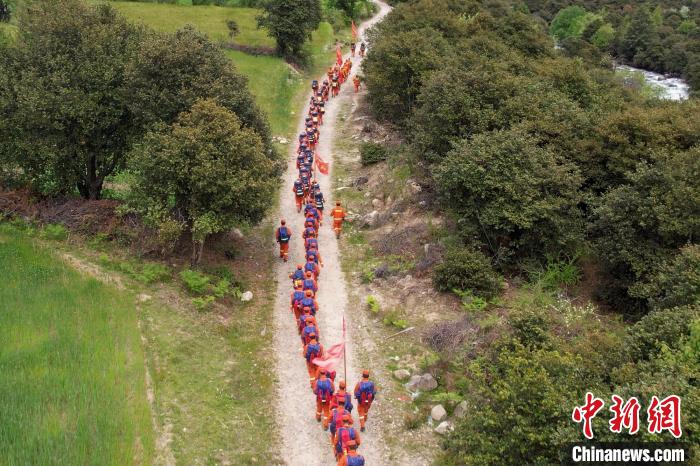 圖為西藏林芝森林消防員穿越山林?！●T怡凡 攝