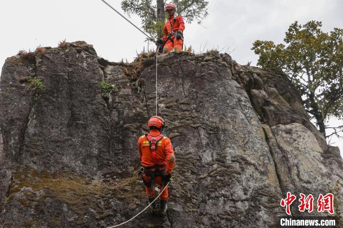 圖為消防員開(kāi)展崖壁滑降訓(xùn)練?！抢倮?攝