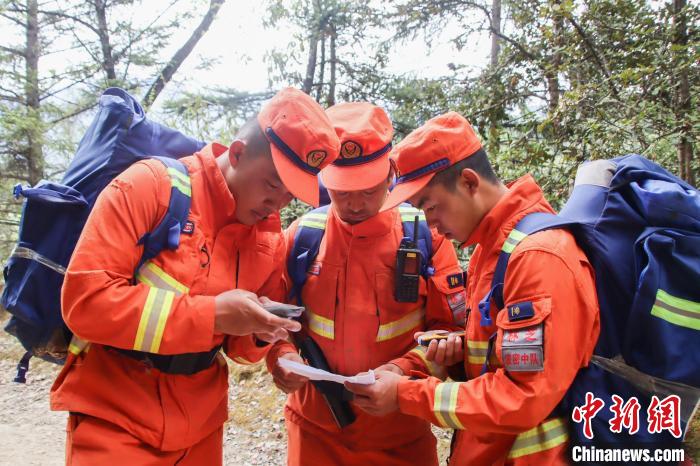 圖為消防員開(kāi)展野外按圖行進(jìn)訓(xùn)練。　吳蕾蕾 攝