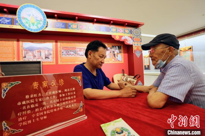 “藏韻瑰寶”藏醫(yī)四部醫(yī)典唐卡珍品展在天津美術(shù)館展出，展覽現(xiàn)場藏醫(yī)專家義診受歡迎。　劉俊蒼 攝