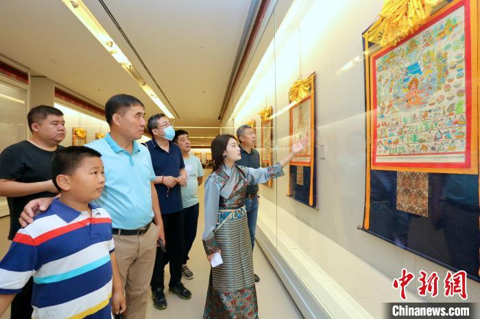 “藏韻瑰寶”藏醫(yī)四部醫(yī)典唐卡珍品展現(xiàn)場?！⒖∩n 攝