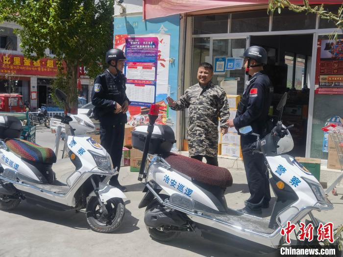 民警對轄區(qū)商鋪進(jìn)行走訪排查?！↑S創(chuàng)偉 攝