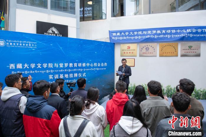 圖為企業(yè)代表發(fā)言?！∝暩聛硭?攝