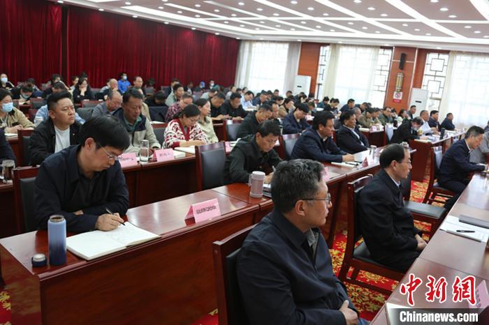 圖為專題黨課現(xiàn)場?！∝暽＠?攝