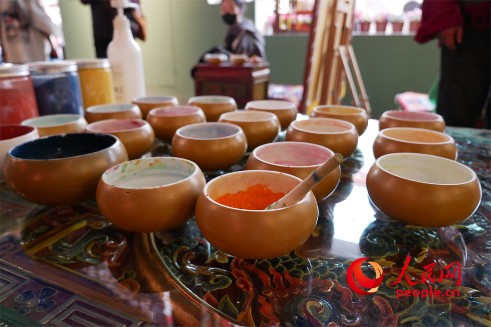 繪制唐卡所用的顏料。人民網(wǎng) 韋衍行攝