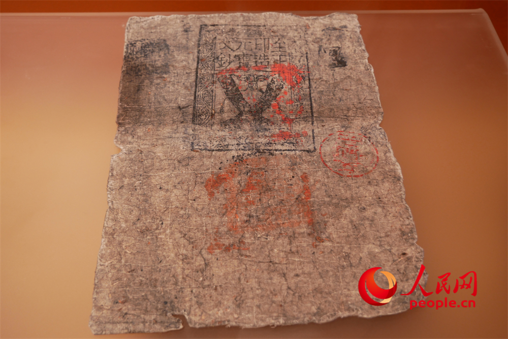 中統(tǒng)元寶交鈔（復(fù)制件）。人民網(wǎng) 韋衍行攝