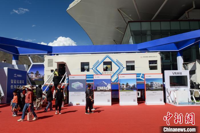 展覽現(xiàn)場(chǎng)，觀眾體驗(yàn)裝配式增壓增氧建筑?！~ 攝