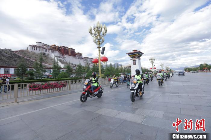 圖為比賽選手途經(jīng)布達(dá)拉宮?！∮文恋厍蚬﹫D