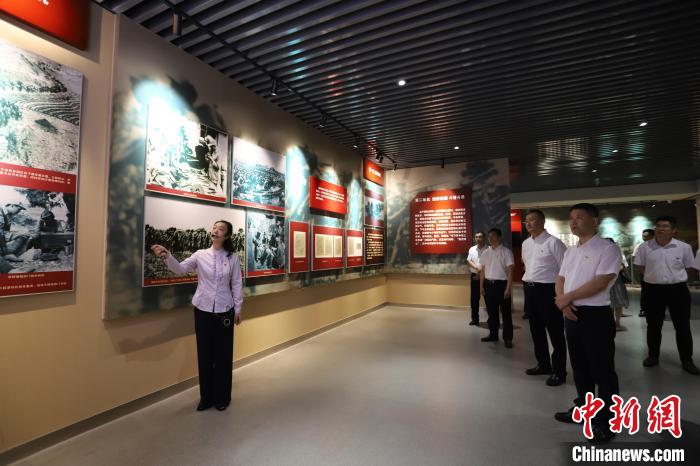 圖為西藏航空一行在臨沂市孟良崮戰(zhàn)役紀念館開展主題教育活動?！〗?攝