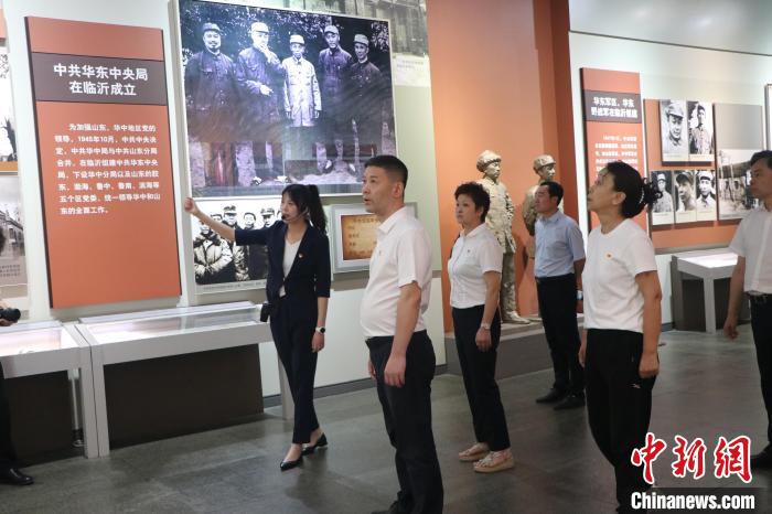 圖為西藏航空一行在臨沂市沂蒙革命紀念館開展主題教育活動。　姜博 攝