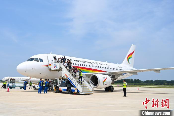 圖為旅客抵達機場。　趙朗 攝