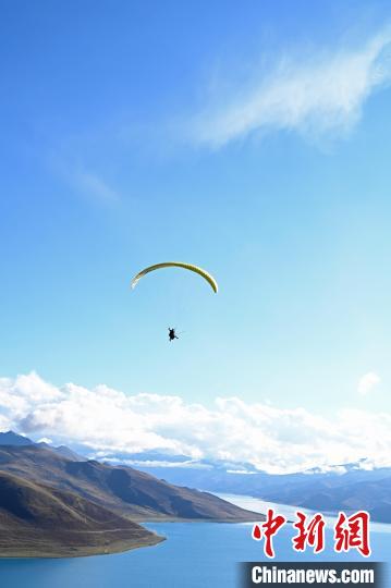 圖為在羊卓雍錯，游客體驗高空滑翔?！≮w朗 攝