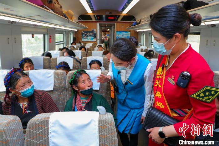 農牧民乘坐高原復興號動車組出行?！≈軔傁?攝