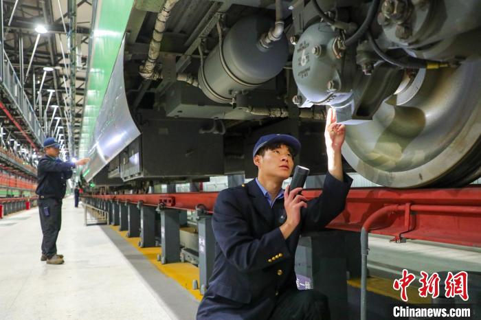 圖為工作人員檢查高原復興號?！≈軔傁?攝