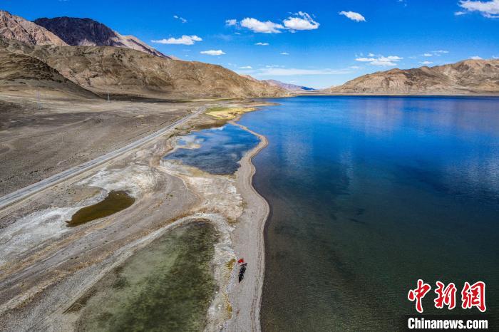 班公湖又稱(chēng)措木昂拉仁波，藏語(yǔ)意為“長(zhǎng)脖子天鵝”。　龍小鳳 攝