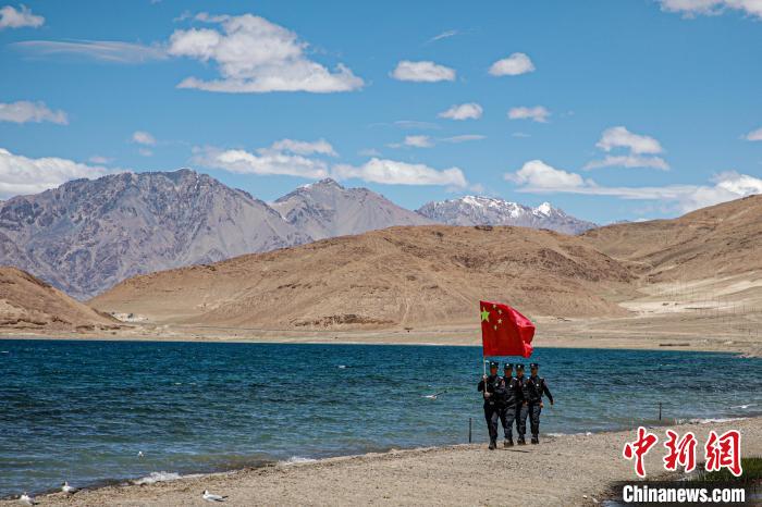 班公湖邊境派出所民警巡邏在班公湖畔。　龍小鳳 攝