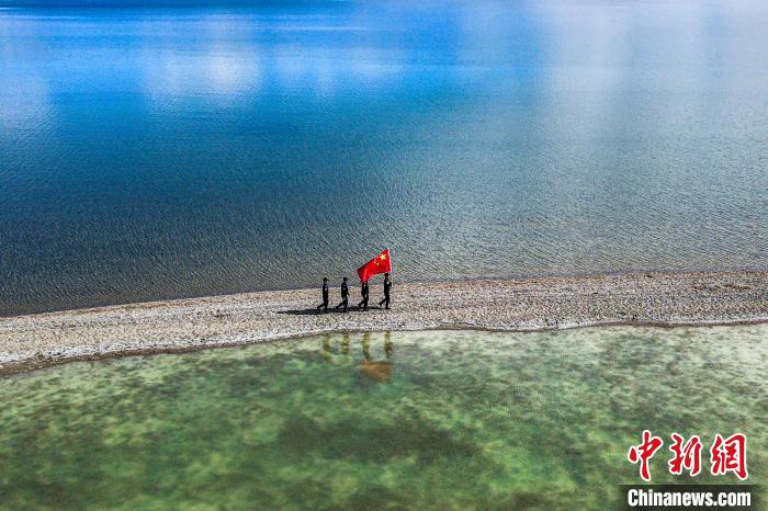 班公湖巡邏現(xiàn)場(chǎng)?！↓埿▲P 攝