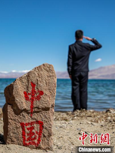 班公湖畔的“中國(guó)”標(biāo)記?！↓埿▲P 攝