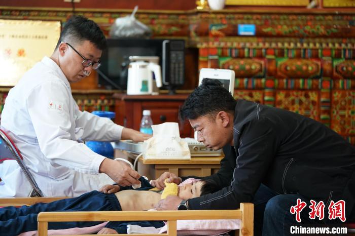 6月27日，西藏康馬縣雙語幼兒園的孩子參加先心病篩查?！√K丹 攝