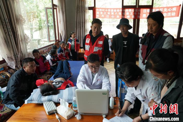 6月27日，西藏康馬縣少崗鄉(xiāng)中心小學(xué)的孩子參加先心病篩查?！√K丹 攝