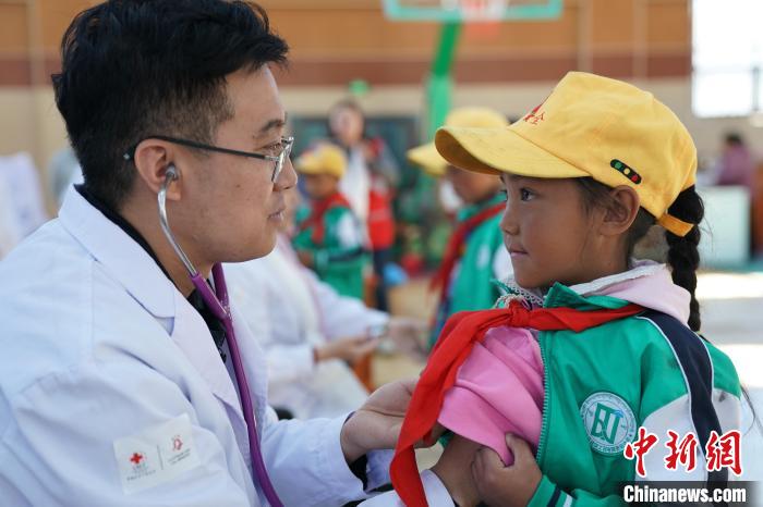 6月27日，西藏康馬縣南尼鄉(xiāng)中心小學(xué)的孩子參加先心病篩查?！√K丹 攝