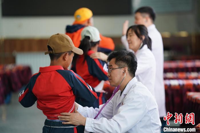 6月26日，西藏日喀則特校的孩子參加先心病篩查?！√K丹 攝