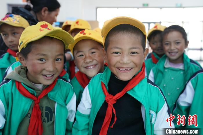 6月27日，西藏康馬縣南尼鄉(xiāng)中心小學(xué)的孩子參加先心病篩查。　蘇丹 攝