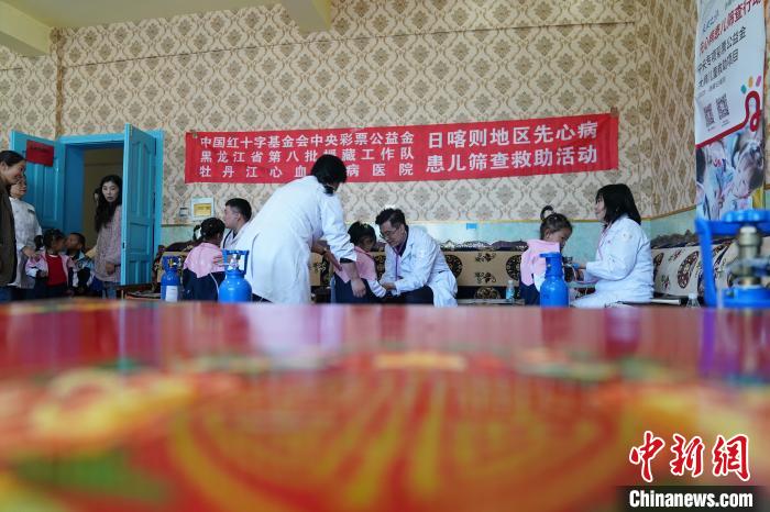 6月27日，西藏康馬縣雙語幼兒園的孩子參加先心病篩查?！√K丹 攝