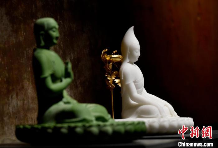 圖為展覽中圍繞西藏歷史與傳統(tǒng)創(chuàng)作的雕塑作品?！±盍?攝