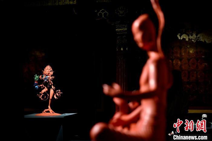 圖為展覽中圍繞西藏歷史與傳統(tǒng)創(chuàng)作的雕塑作品。　李林 攝