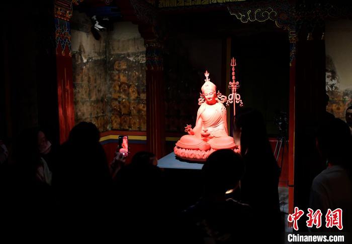 圖為觀眾正在欣賞展覽中的雕塑作品?！±盍?攝