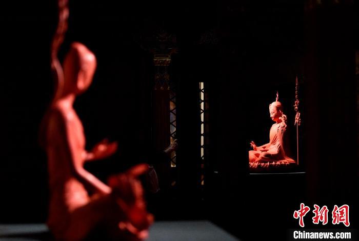 圖為展覽中圍繞西藏歷史與傳統(tǒng)創(chuàng)作的雕塑作品?！±盍?攝
