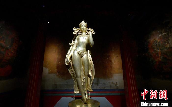 圖為展覽中圍繞西藏歷史與傳統(tǒng)創(chuàng)作的雕塑作品《八萬四千年》?！±盍?攝