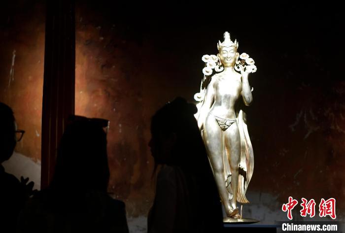 圖為觀眾正在欣賞展覽中的雕塑作品《八萬四千年》?！±盍?攝