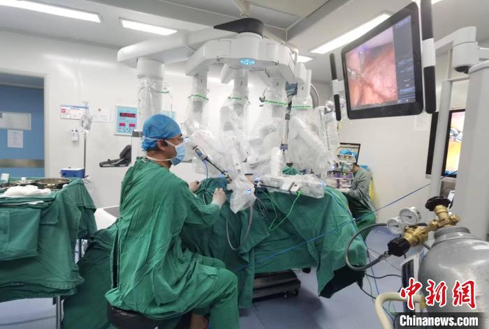 圖為援藏主任郝一昌協(xié)助進行達芬奇機器人手術(shù)?！∥鞑刈灾螀^(qū)人民醫(yī)院供圖