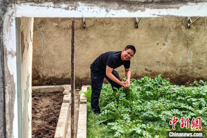 移民管理警察羅忠江在公珠湖執(zhí)勤點(diǎn)的大棚內(nèi)?！↓埿▲P 攝