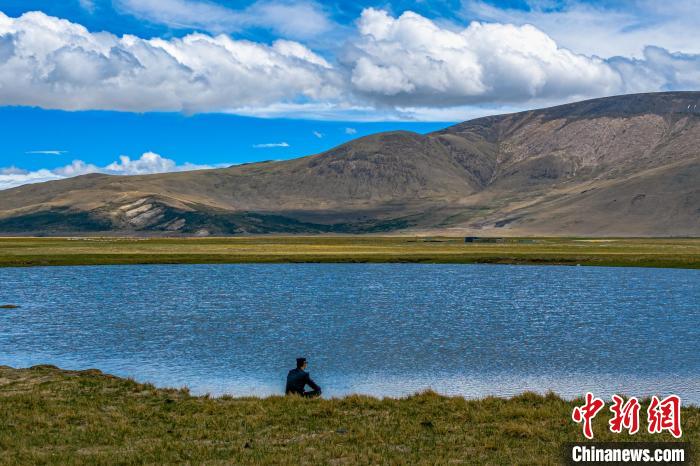 資料圖為執(zhí)勤民警何宗源在公珠湖畔濕地留影?！↓埿▲P 攝