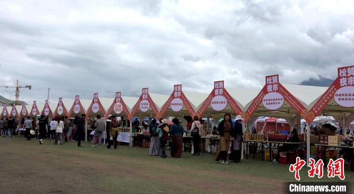 圖為熱鬧的“松贊夜市”?！∝暽＠?攝