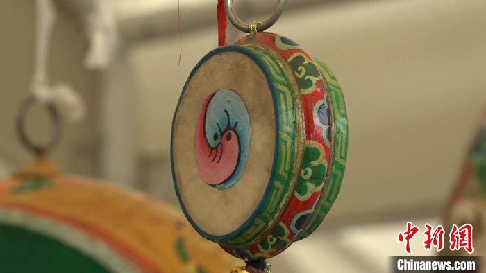 圖為“松贊夜市”里的特色文創(chuàng)產(chǎn)品?！∝暽＠?攝