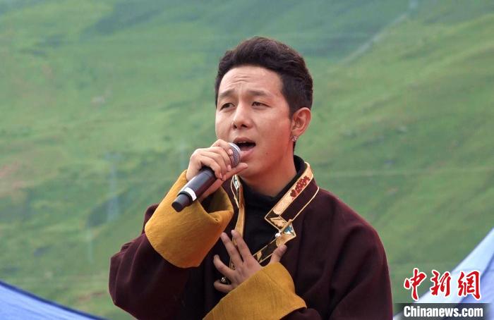 圖為藝人為開幕式獻(xiàn)唱?！∝暽＠?攝