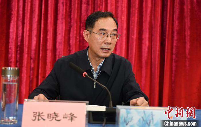 圖為西藏自治區(qū)黨委宣傳部副部長、西藏廣播電視臺(tái)黨組書記張曉峰致辭?！≮w朗 攝