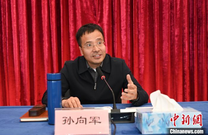 圖為西藏自治區(qū)黨委宣傳部副部長、自治區(qū)社科院黨組書記孫向軍主持活動(dòng)?！≮w朗 攝